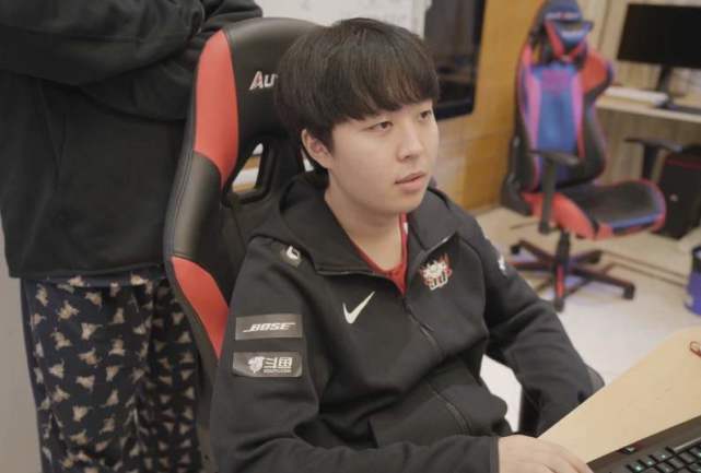 很多球迷与 很多球迷与